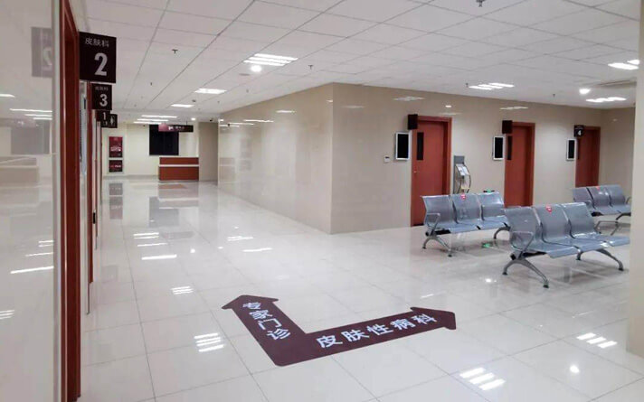 医院木门实景照片